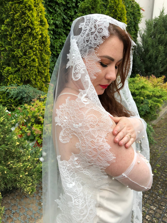 Floral Chantilly Lace Mantilla Veil – Light Ivory, Single Tier Wedding Veil