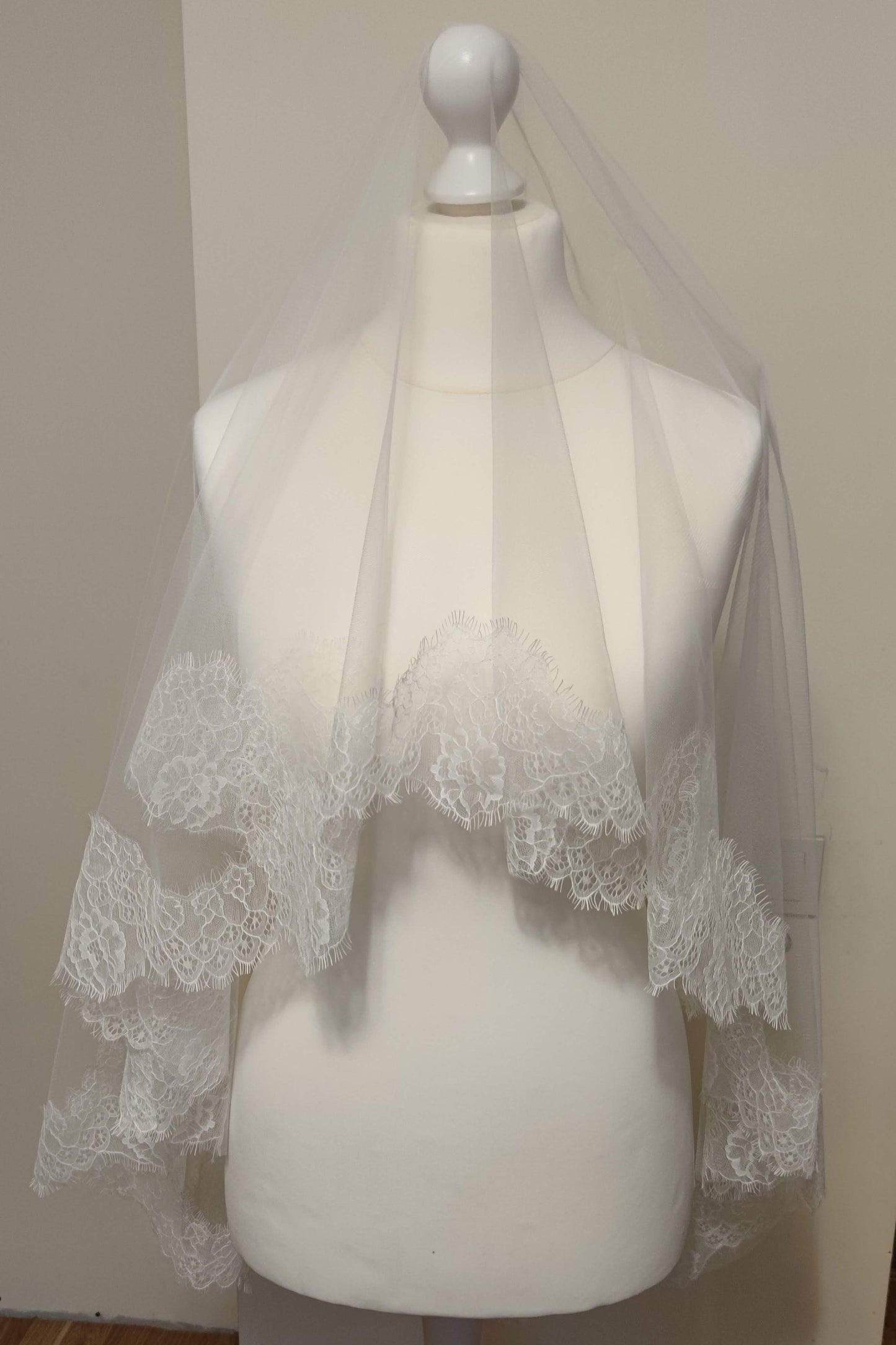 Wedding veil Chantilly Lace edge with Blusher in light Ivory