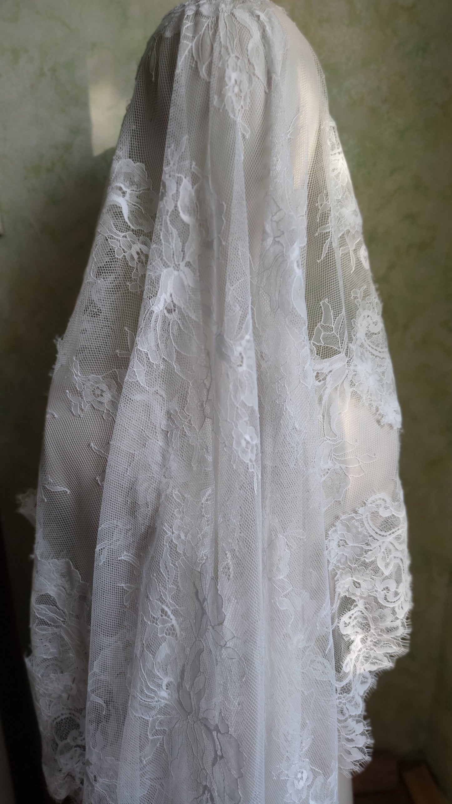 Wedding Mantilla Veil Chantilly Lace in light Ivory