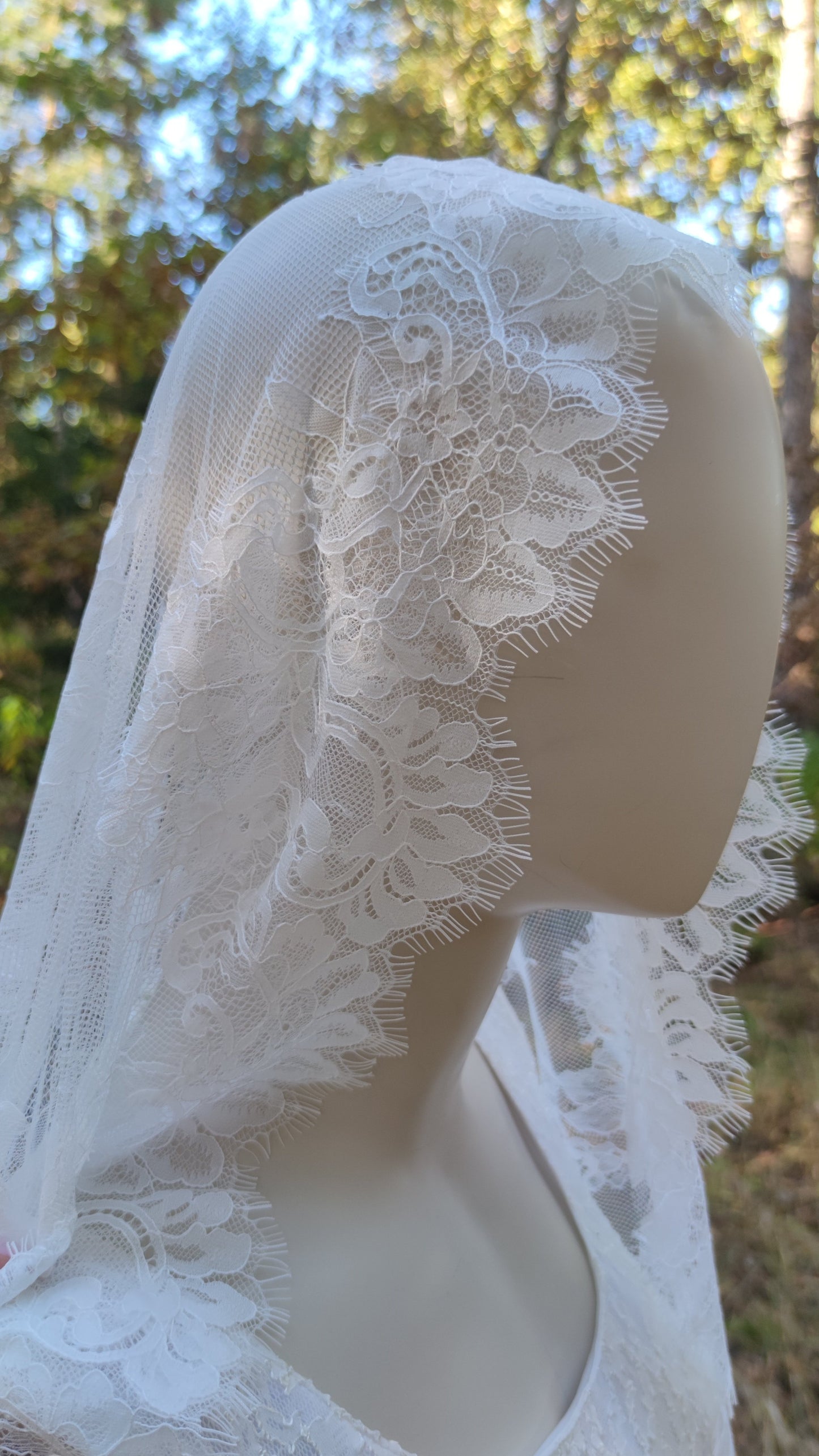 Wedding Mantilla Veil Chantilly Lace in light Ivory