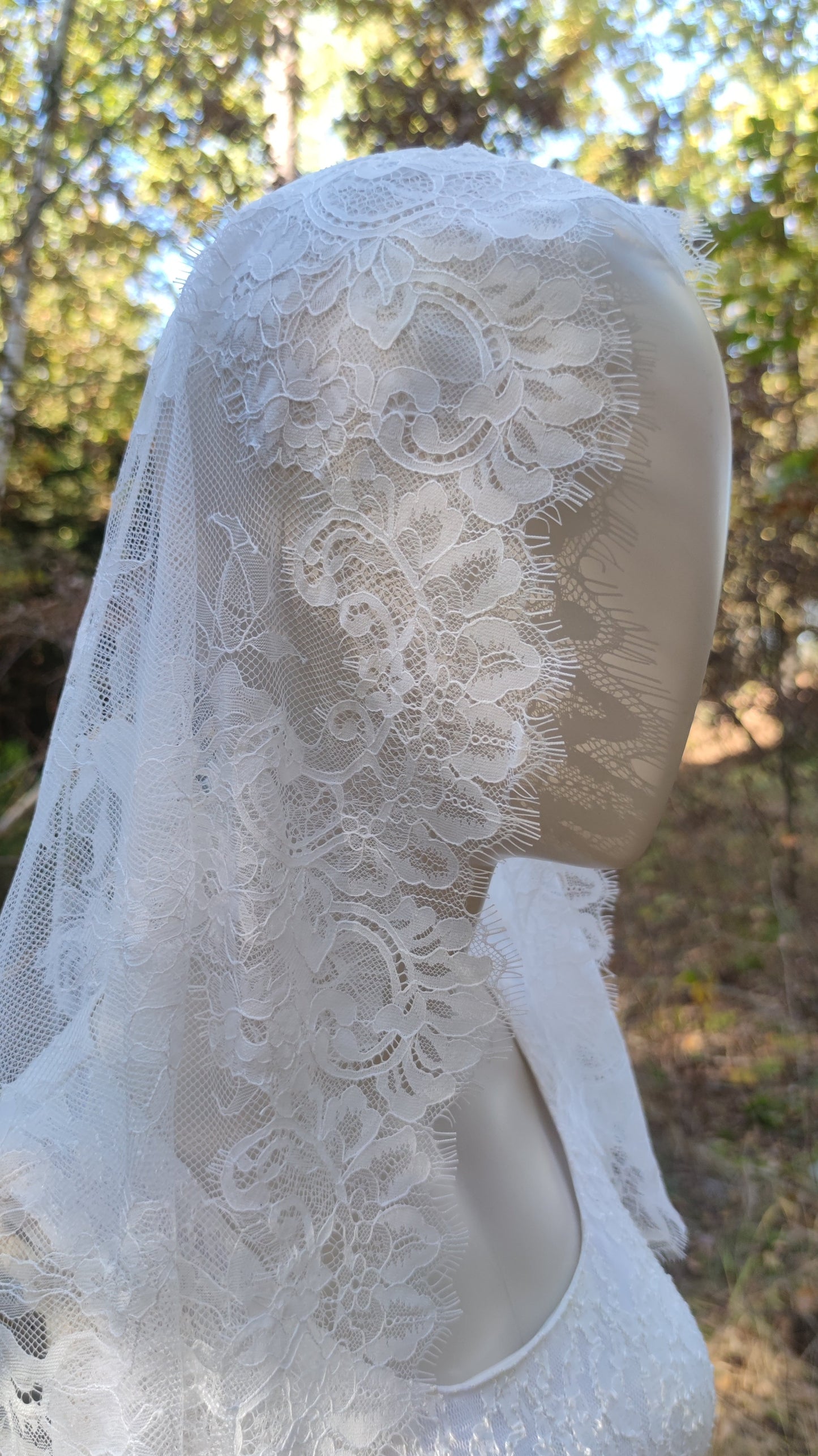 Wedding Mantilla Veil Chantilly Lace in light Ivory