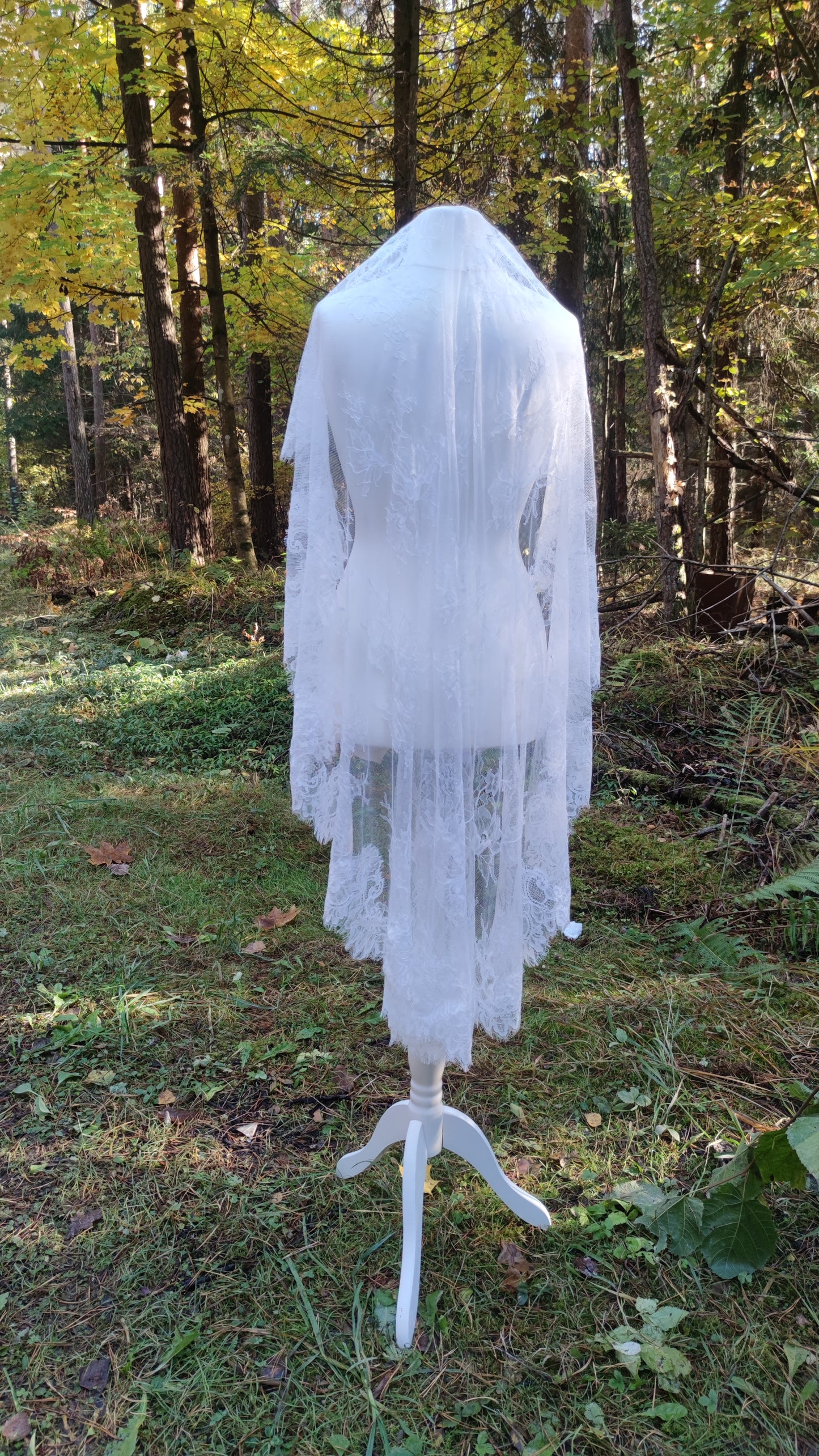 Wedding Mantilla Veil Chantilly Lace in light Ivory