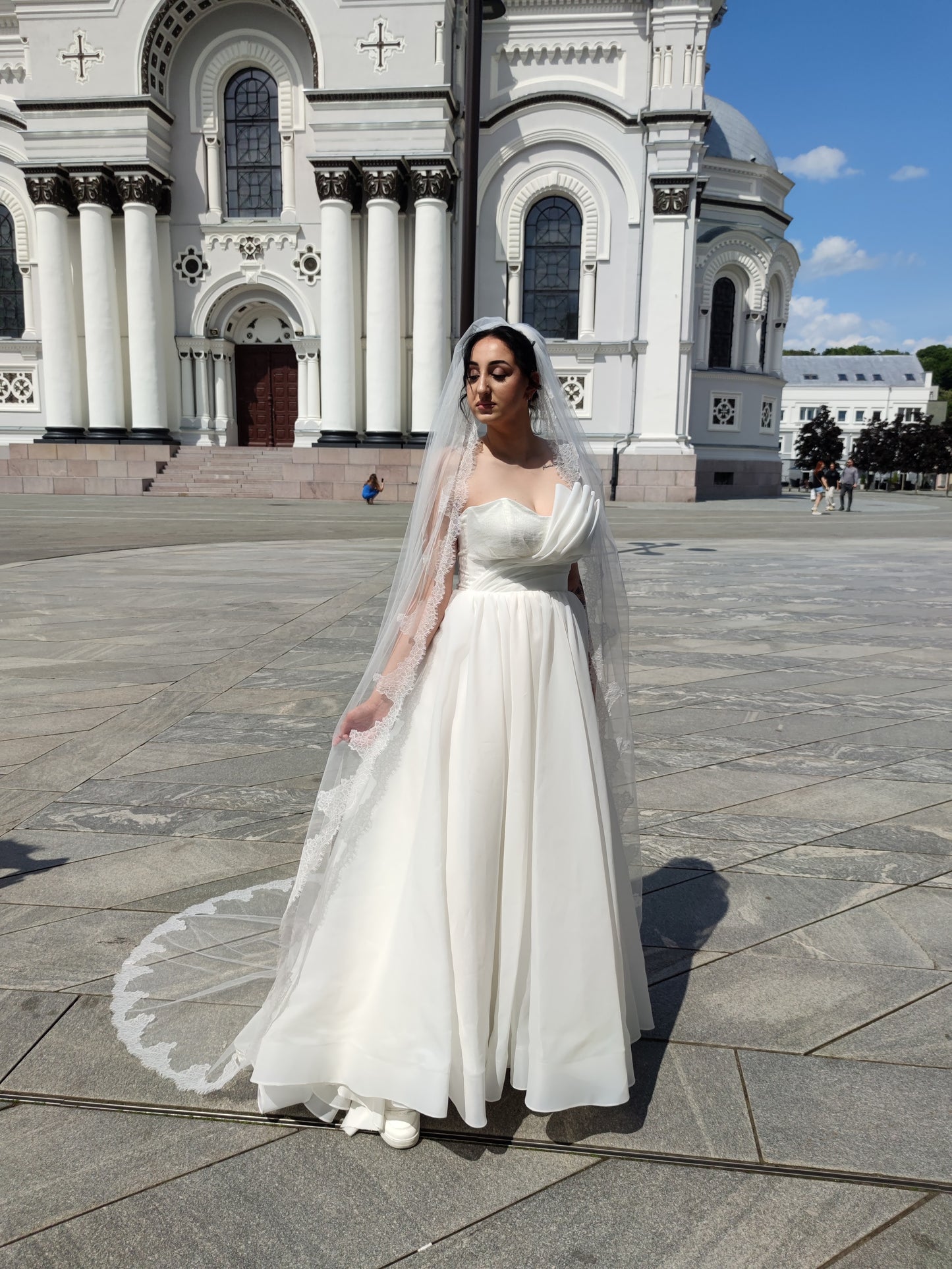 One-Tier Wedding Veil with Chantilly Lace Edge – Light Ivory