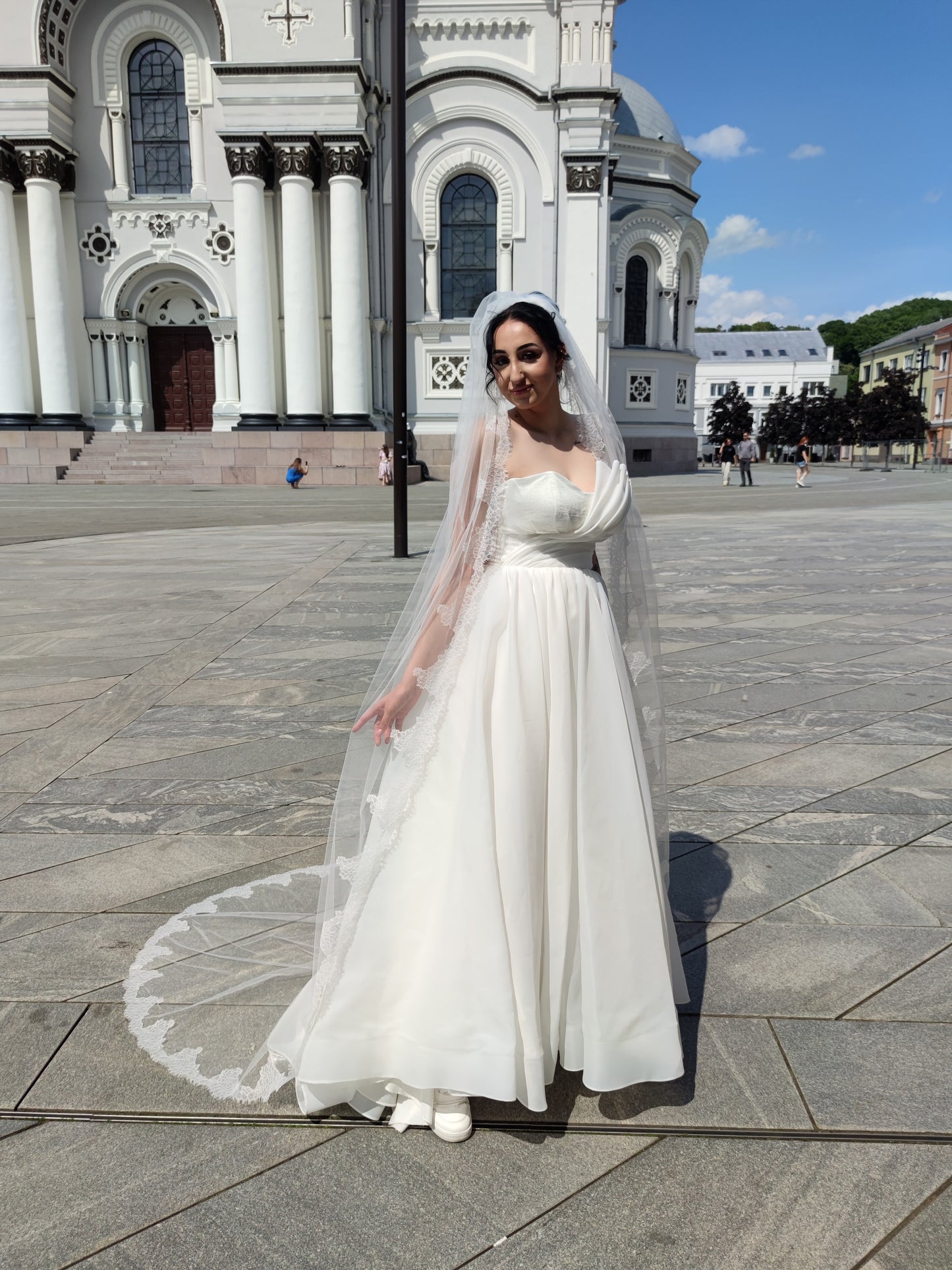 One-Tier Wedding Veil with Chantilly Lace Edge – Light Ivory