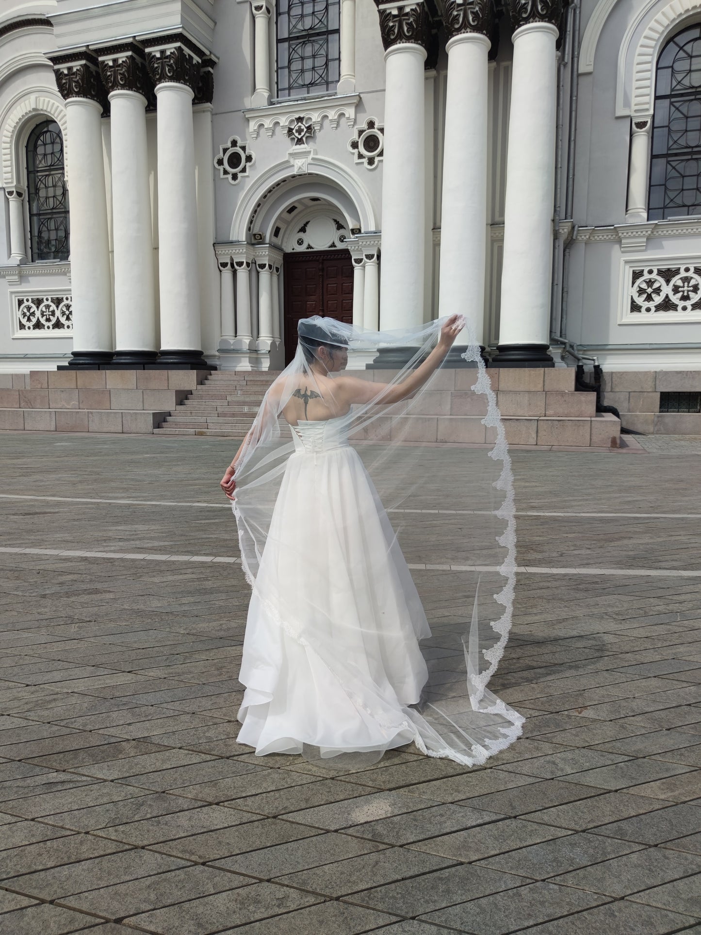 One-Tier Wedding Veil with Chantilly Lace Edge – Light Ivory
