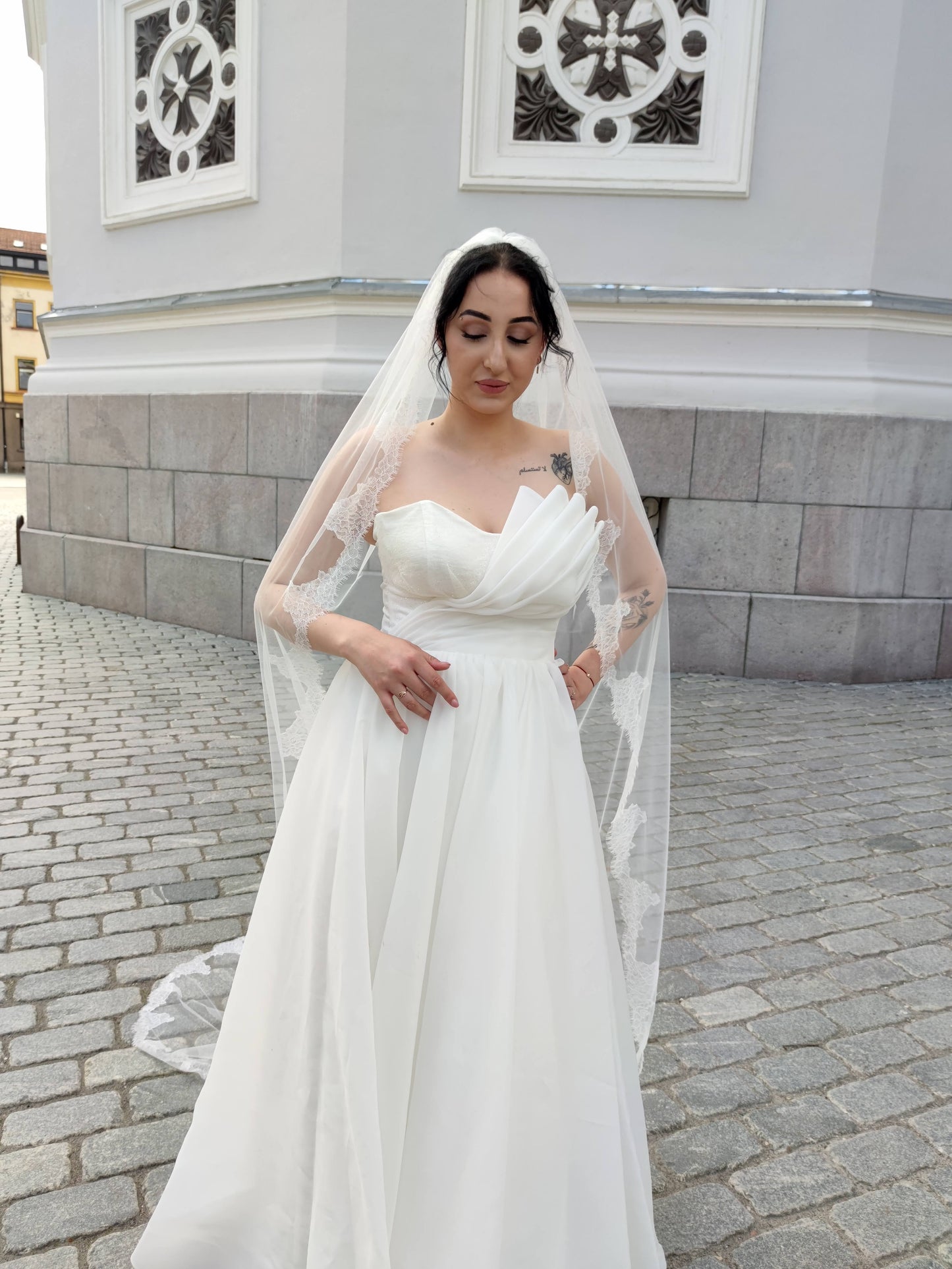 One-Tier Wedding Veil with Chantilly Lace Edge – Light Ivory