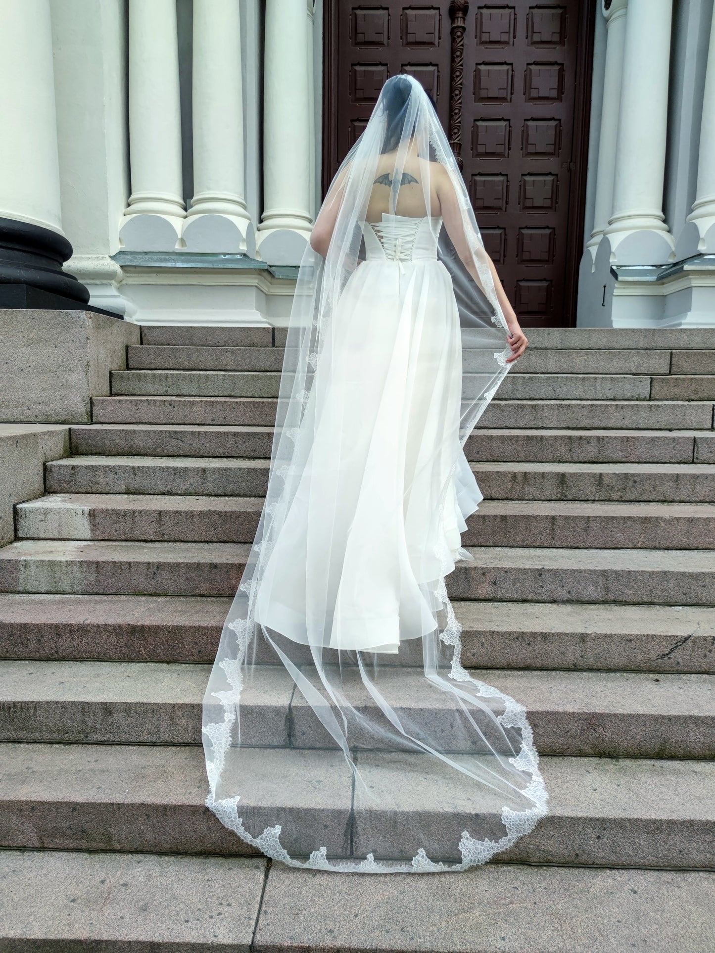 One-Tier Wedding Veil with Chantilly Lace Edge – Light Ivory