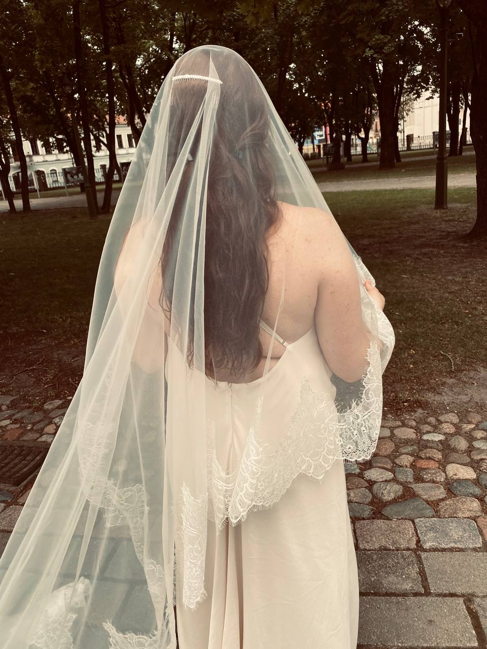 Ivory two-tier Chantilly lace blusher veil, handmade French lace edge, close-up detail