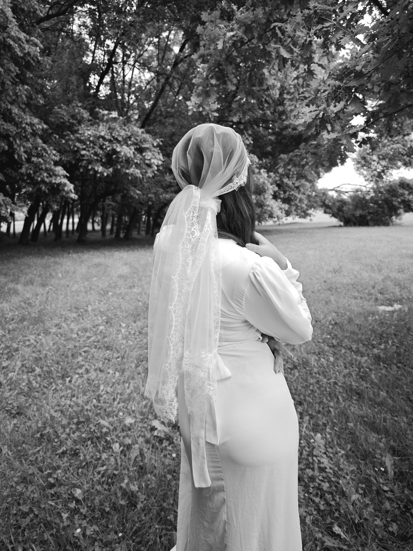Hip-length ivory bandana veil in soft tulle draping down the bride's back