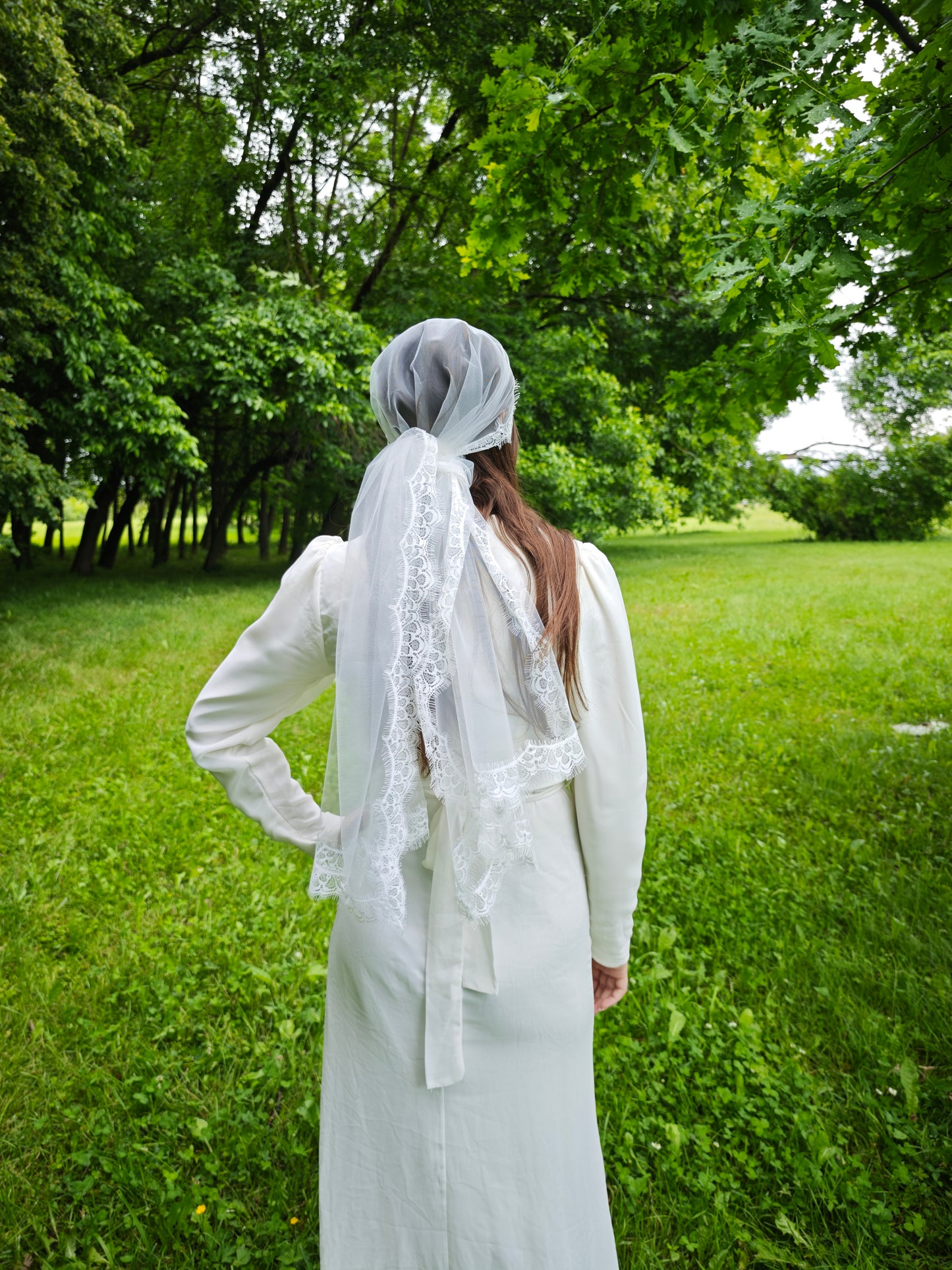 Close-up of the floral Chantilly lace edging on the ivory bandana wedding veil