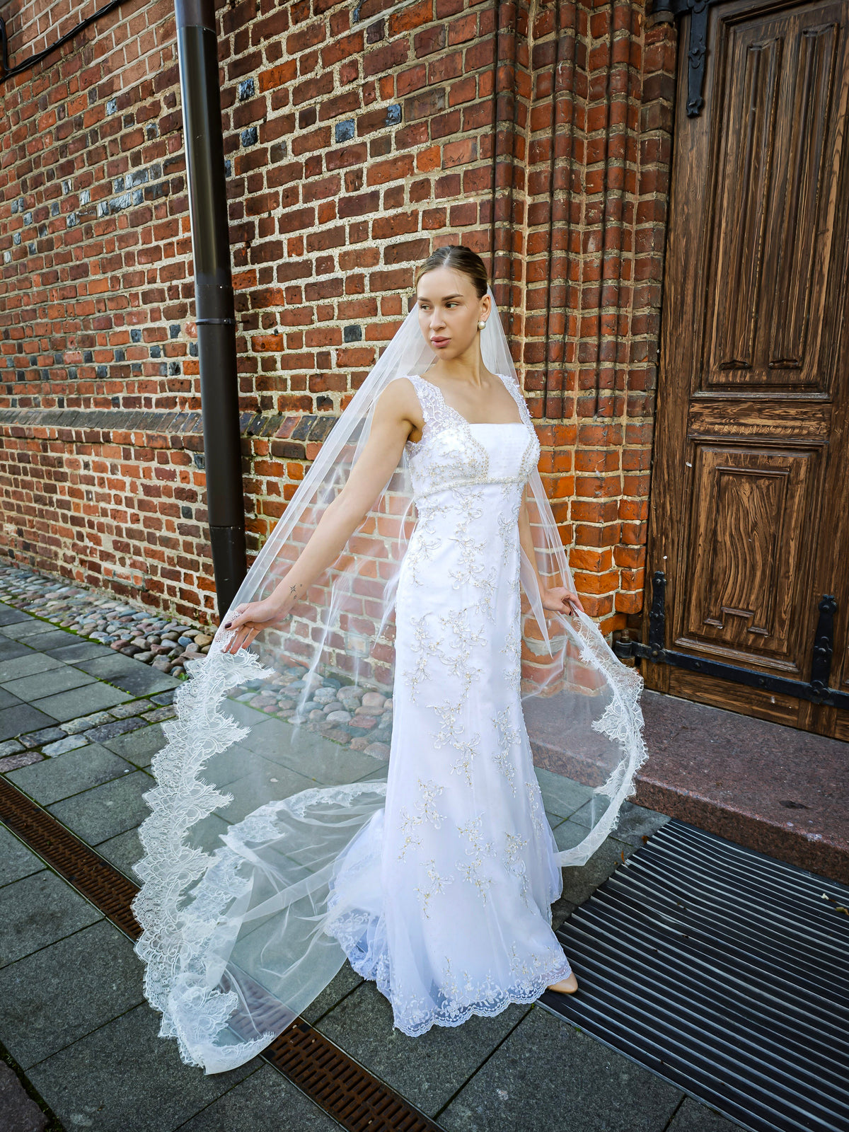 The Elodie Veil – Cathedral Veil with Wide Chantilly Lace Trim, Single Tier, Ivory