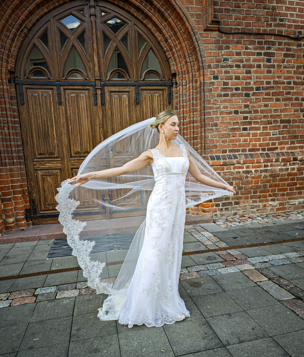 The Elodie Veil – Cathedral Veil with Wide Chantilly Lace Trim, Single Tier, Ivory