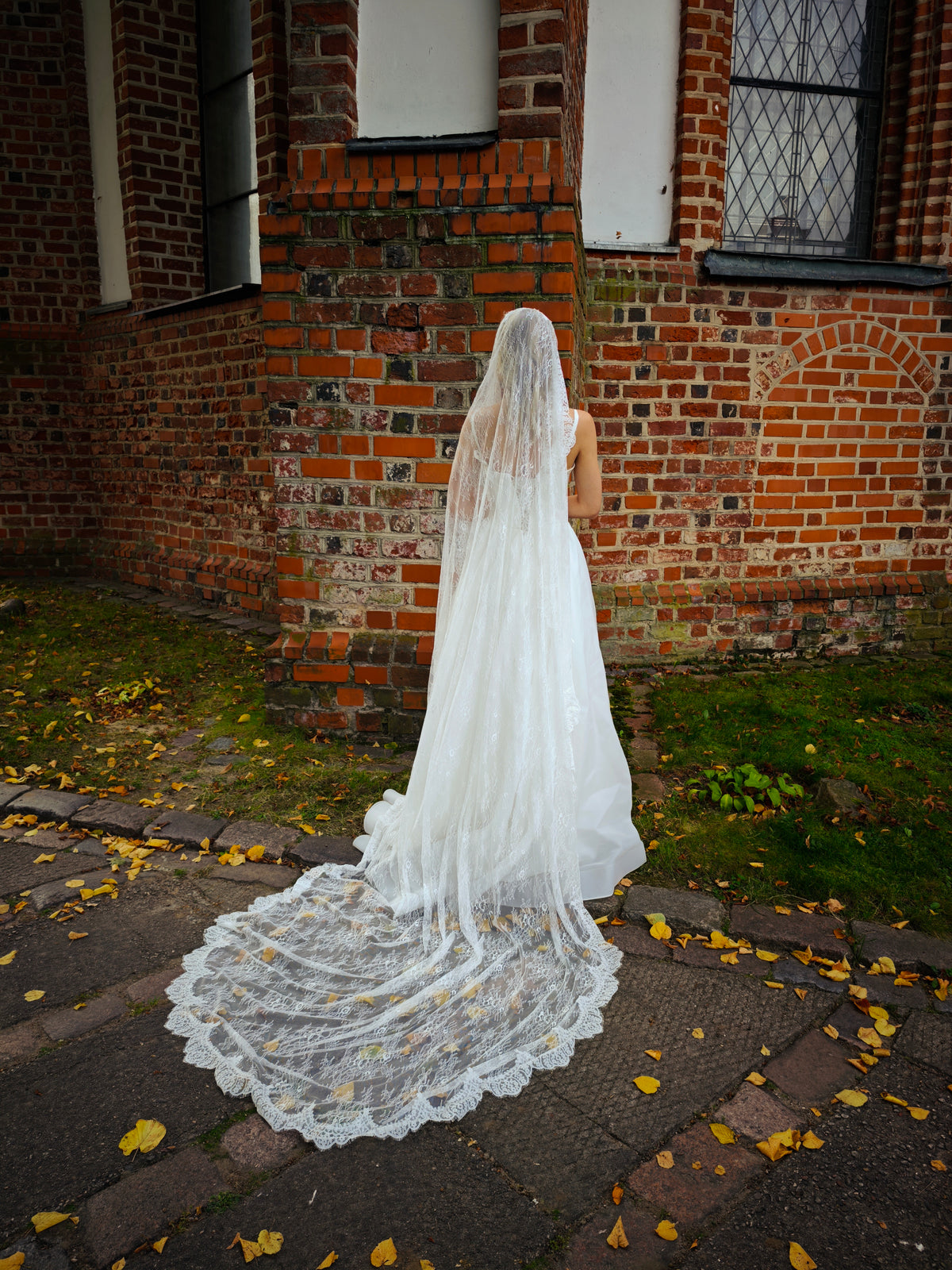 The Soleil Veil – Handcrafted Full Lace Chantilly Mantilla Veil, Ivory