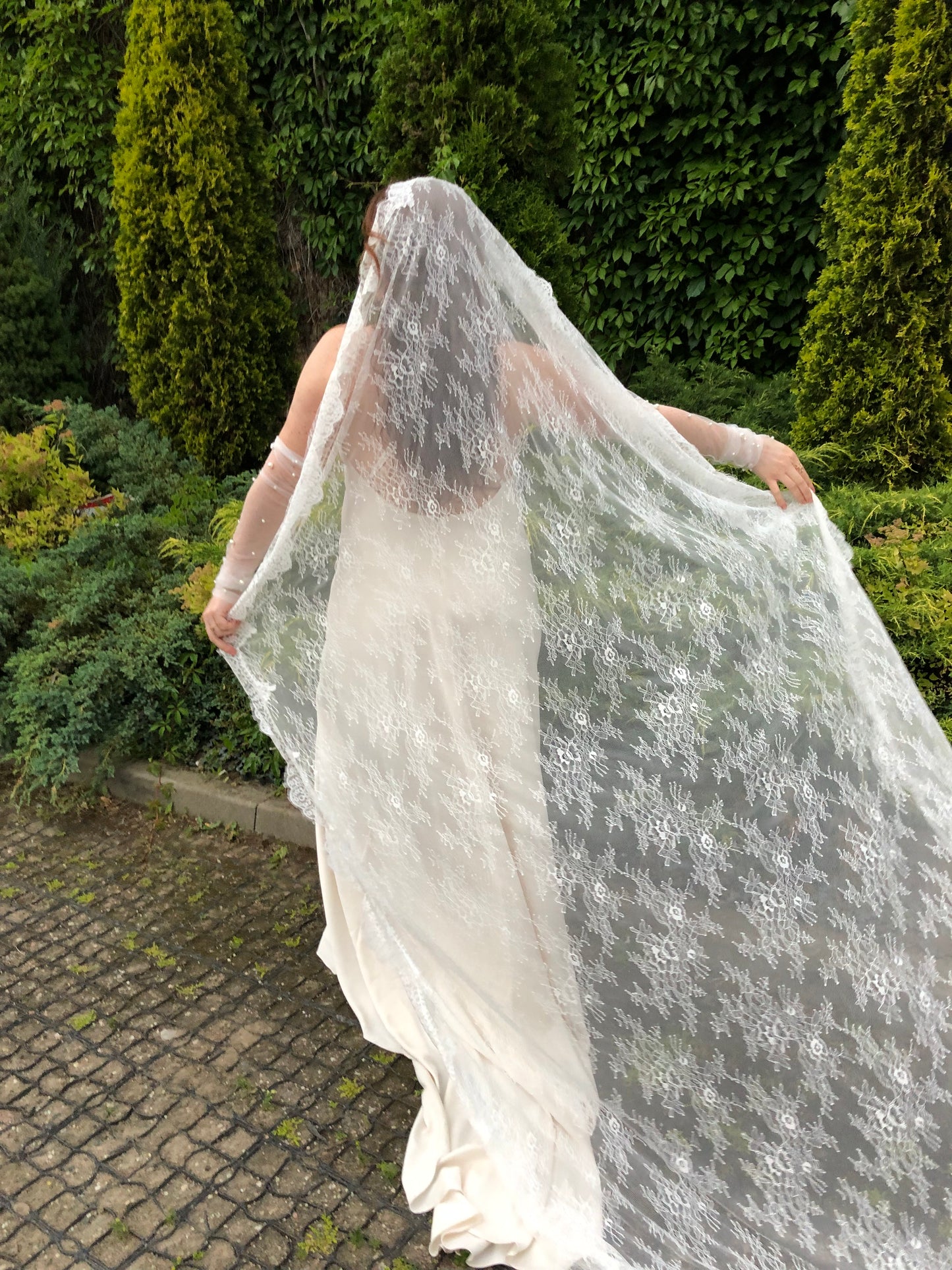 Full Chantilly Lace Mantilla Veil – Floral Lace, Light Ivory