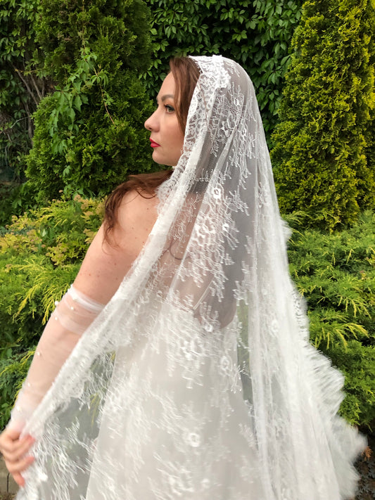Full Chantilly Lace Mantilla Veil – Floral Lace, Light Ivory