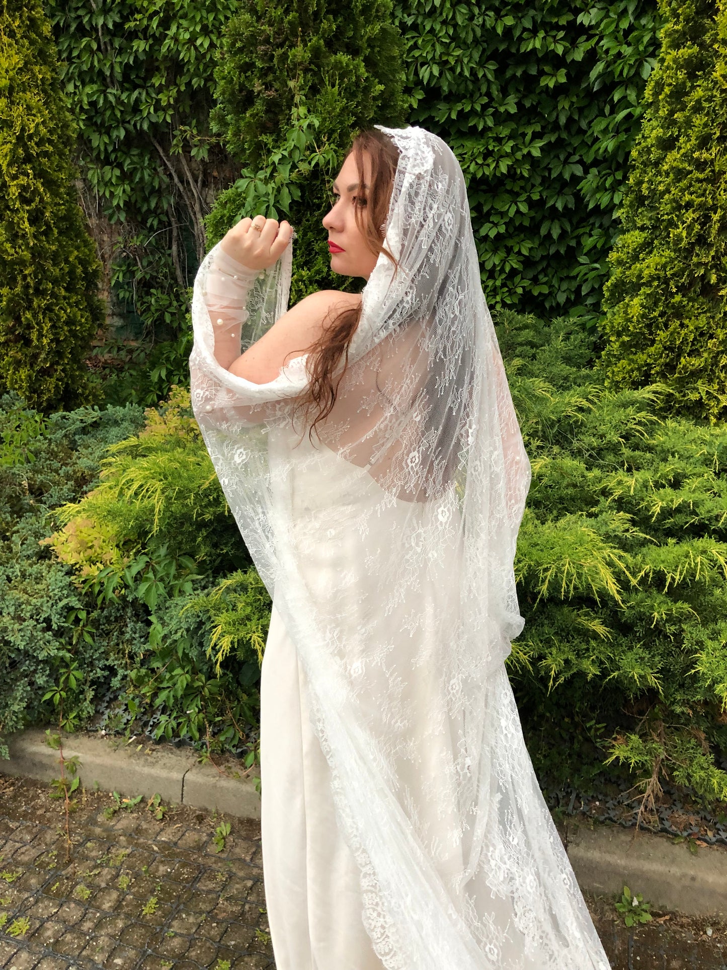 Full Chantilly Lace Mantilla Veil – Floral Lace, Light Ivory