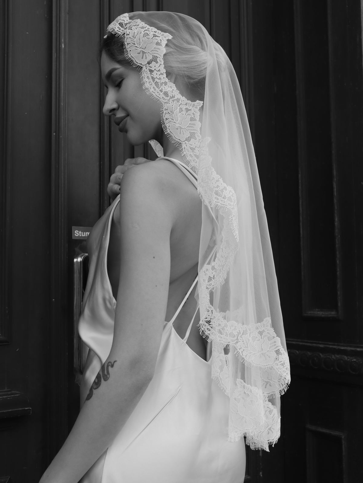 The Paloma Veil – Handcrafted Chantilly Lace Mantilla Veil, Full Perimeter Lace, Ivory