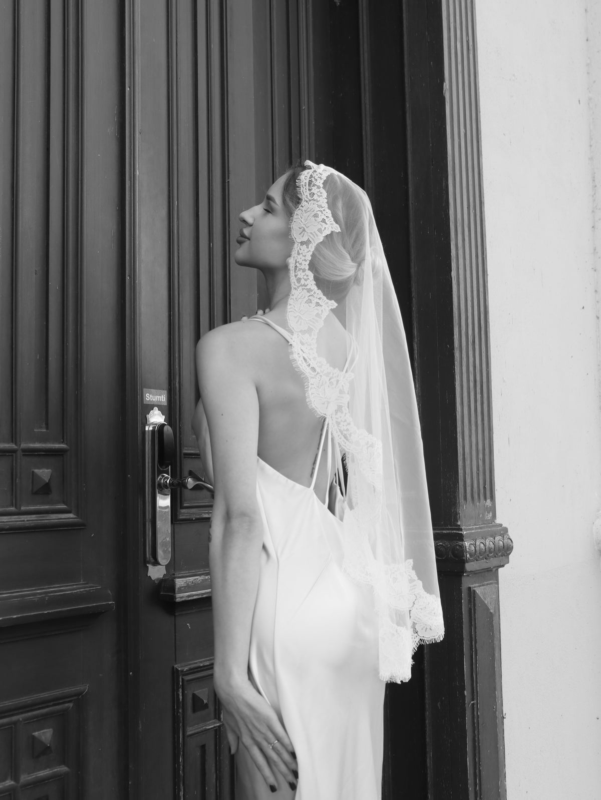 The Paloma Veil – Handcrafted Chantilly Lace Mantilla Veil, Full Perimeter Lace, Ivory