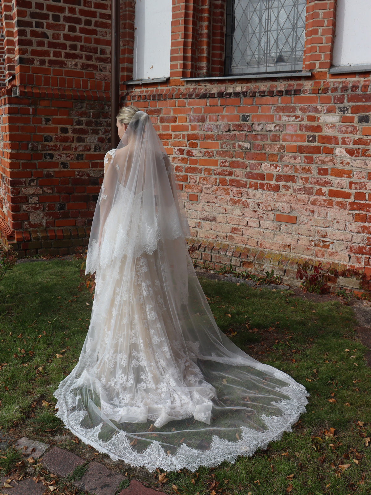 The Perla Veil – Two-Tier Chantilly Lace Wedding Veil with Blusher, Light Ivory