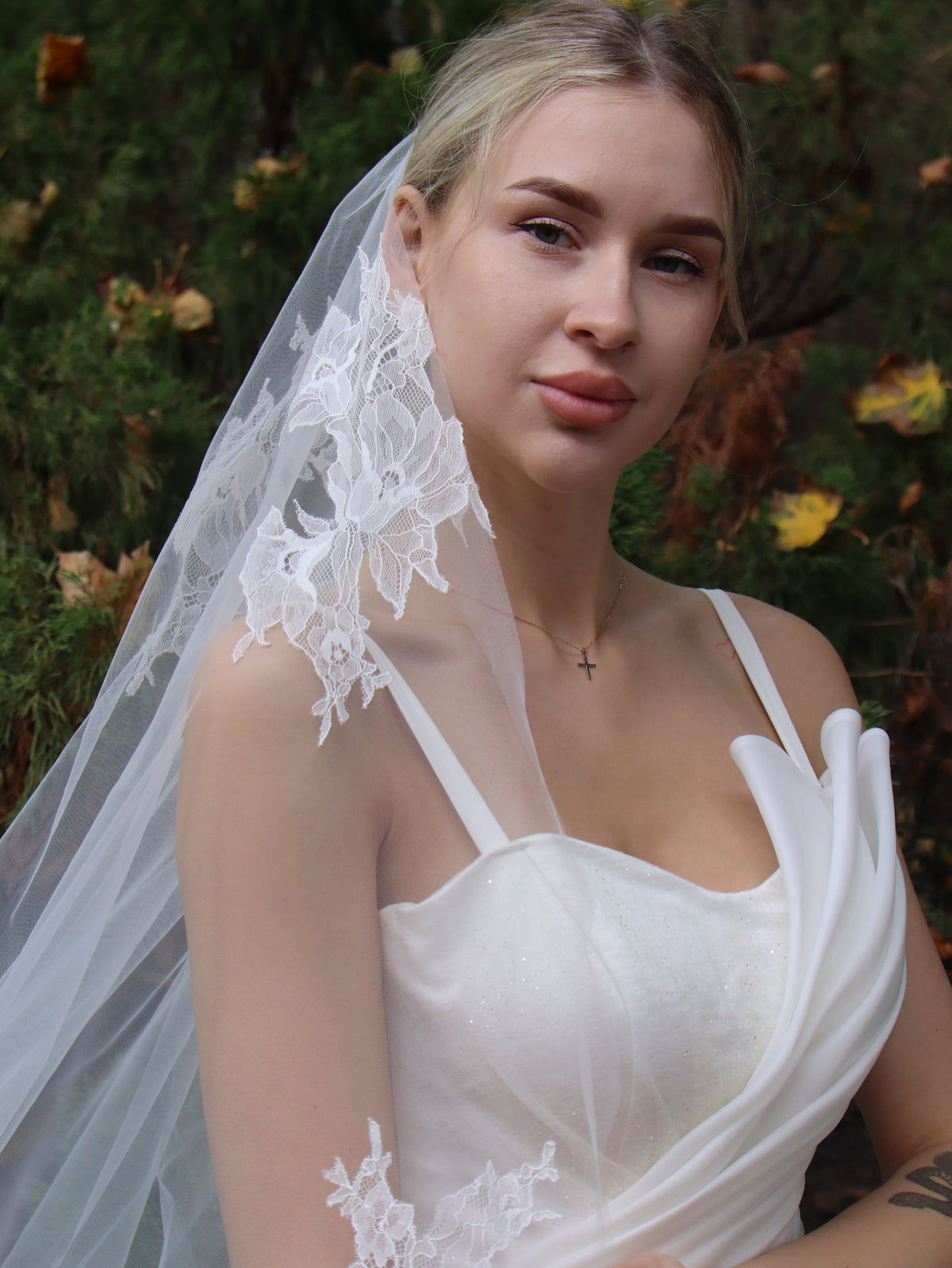 The Flora Veil – Heirloom Chantilly Lace Wedding Veil with Hand-Sewn Floral Appliques, Ivory