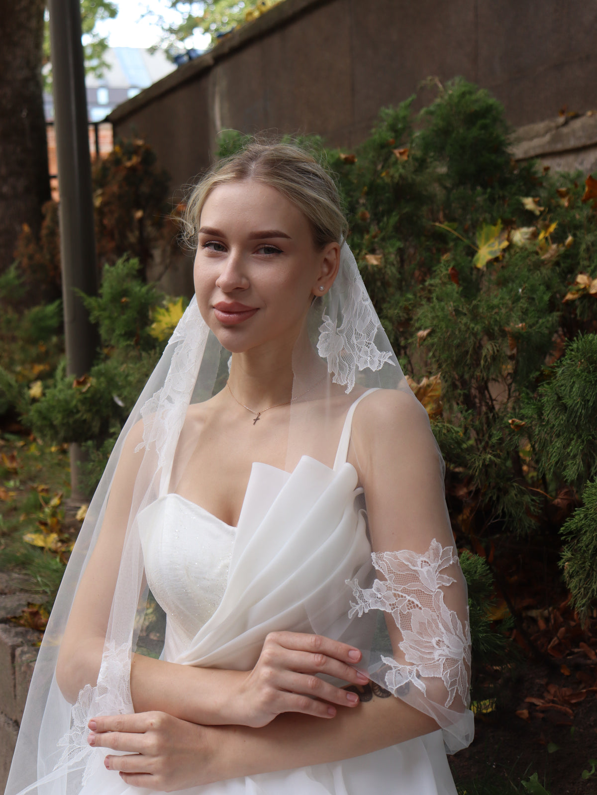 The Flora Veil – Heirloom Chantilly Lace Wedding Veil with Hand-Sewn Floral Appliques, Ivory
