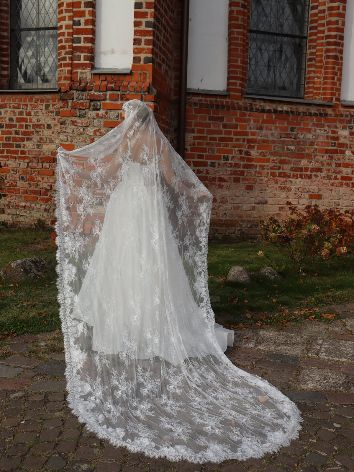 The Luna Veil – Handcrafted Full Chantilly Lace Mantilla Veil, Ivory