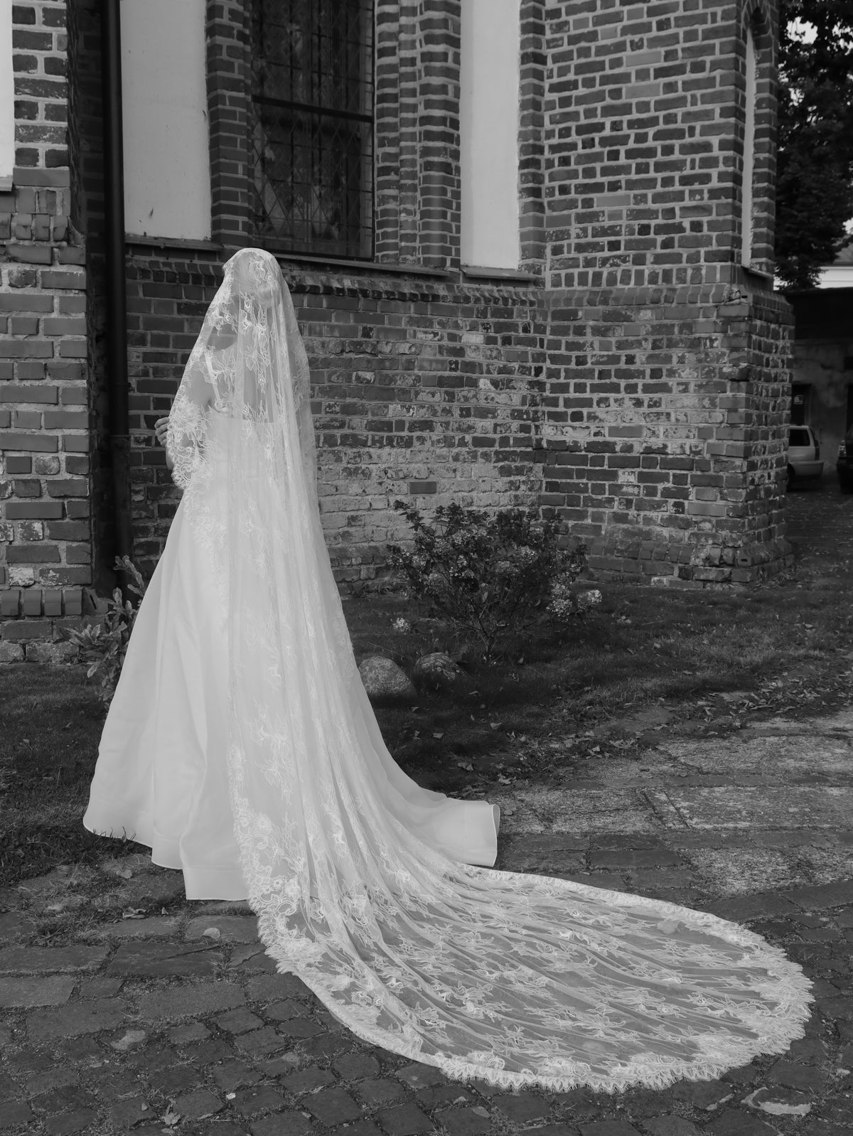 The Luna Veil – Handcrafted Full Chantilly Lace Mantilla Veil, Ivory