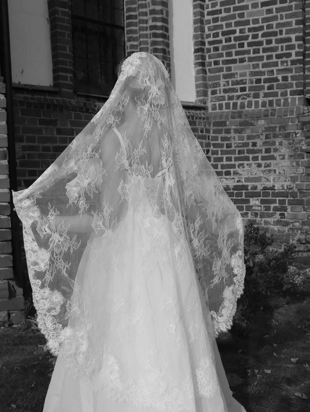The Luna Veil – Handcrafted Full Chantilly Lace Mantilla Veil, Ivory