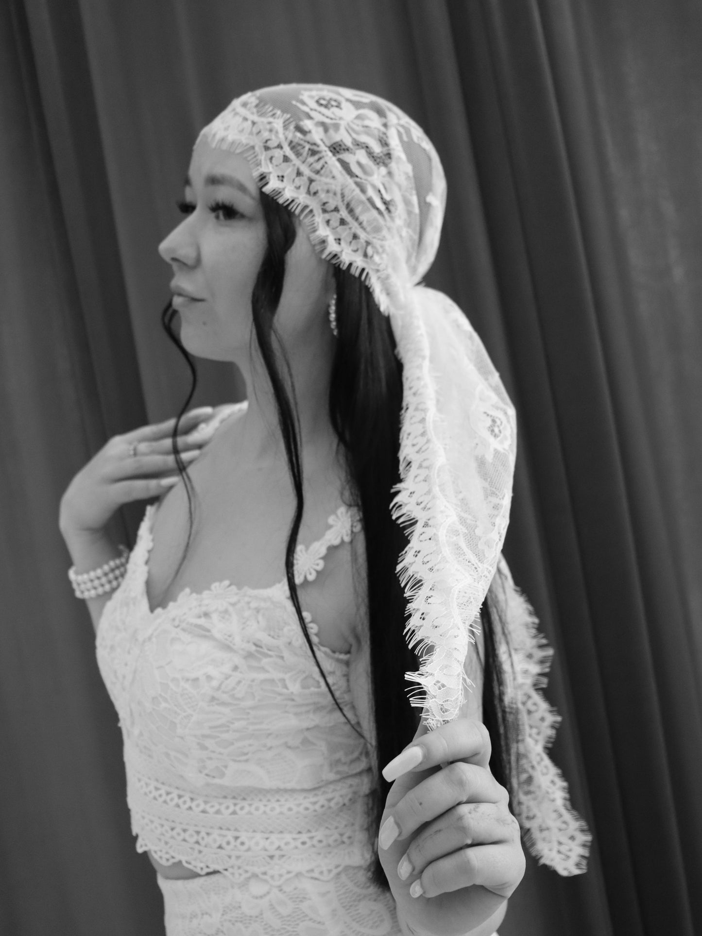 Chantilly Lace Bandana Veil – Ivory Lace Bridal Head Scarf, Boho Kerchief Wedding Headpiece