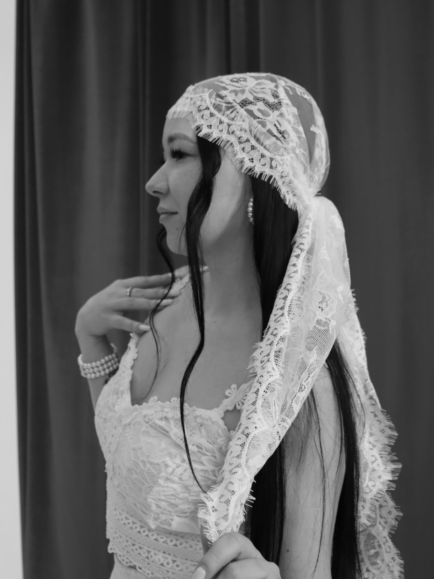Chantilly Lace Bandana Veil – Ivory Lace Bridal Head Scarf, Boho Kerchief Wedding Headpiece