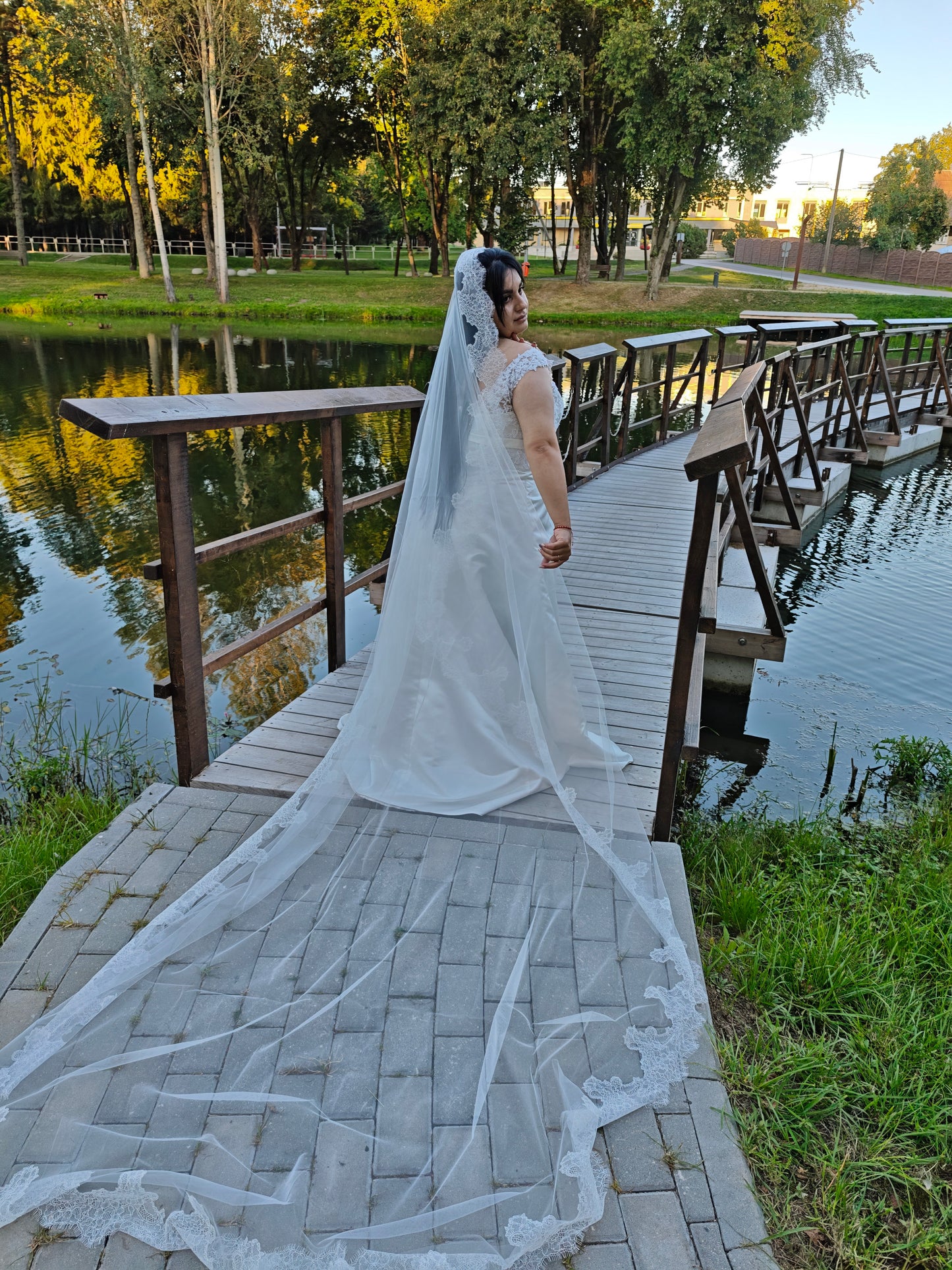 The Estrella Veil – Handcrafted Chantilly Lace Mantilla Veil, Ivory
