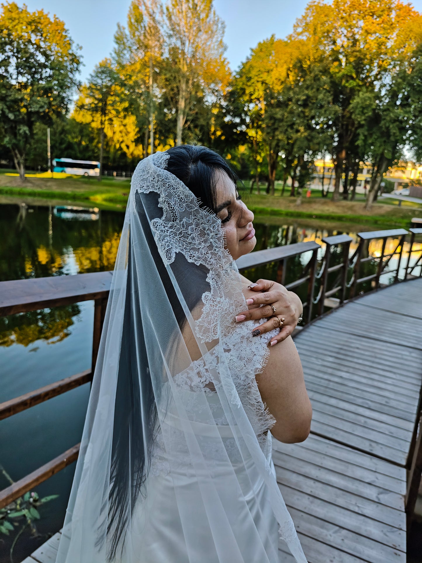 The Estrella Veil – Handcrafted Chantilly Lace Mantilla Veil, Ivory