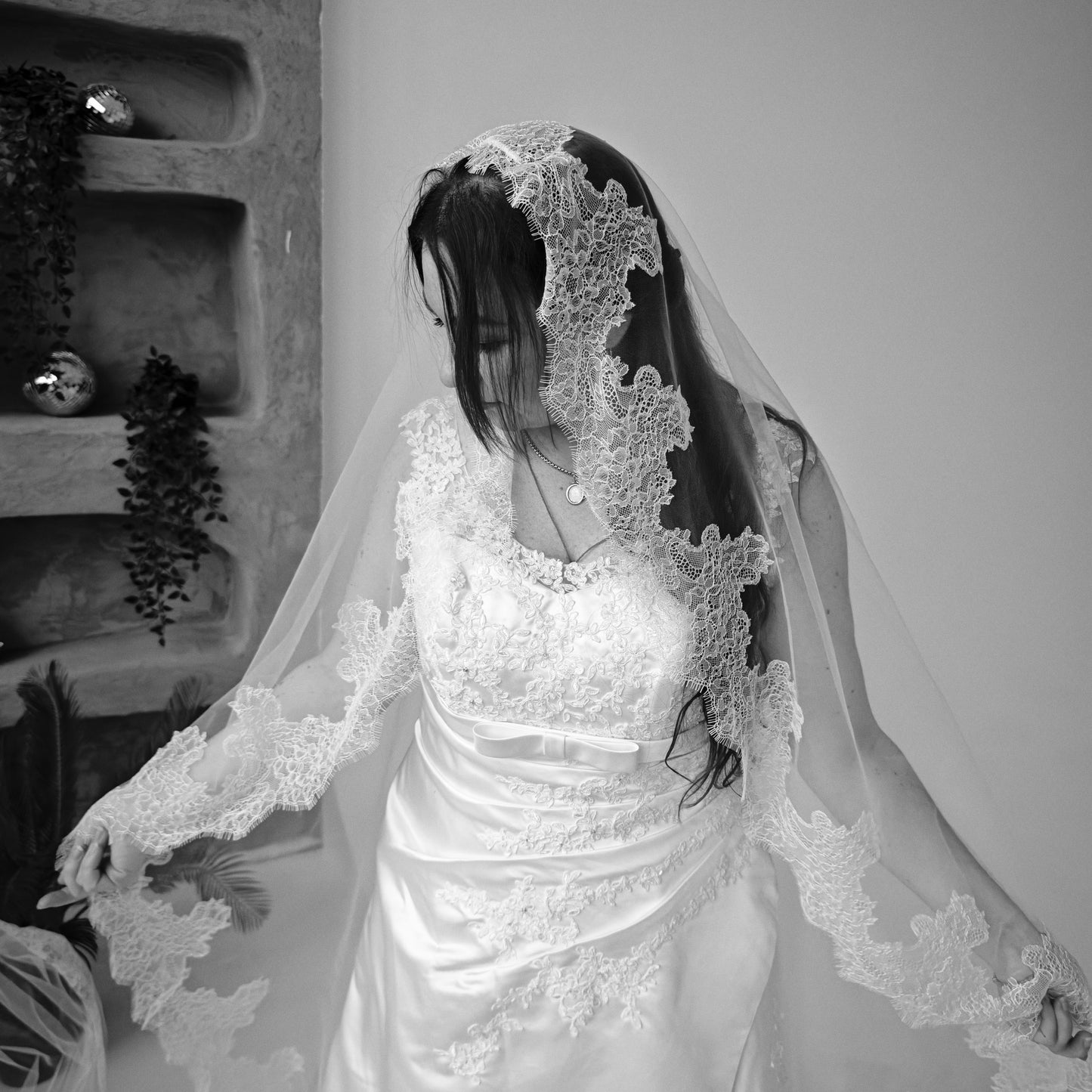 The Estrella Veil – Handcrafted Chantilly Lace Mantilla Veil, Ivory